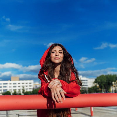 Junge Frau mit rotem Hoodie, die ihr Potenzial und ihre Talente mithilfe von Prepatory erforschen möchte