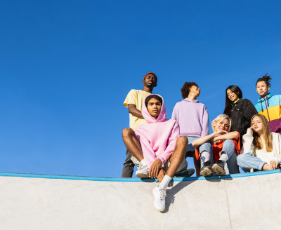 Gruppe von gut gelaunten Jugendlichen, die Bildungsangebote von Prepatory im Blick haben