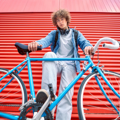 Jugendlicher stützt sich lässig auf sein Fahrrad, will mehr wissen zum Potenzial-Check und zum Skill-Training von Prepatory